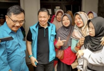 Ketua Umum Partai Gelora, Anis Matta menyempatkan diri blusukan ke wilayah Waru yang berada di perbatasan dengan Surabaya.