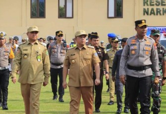 Bupati Labuhanbatu dr. H. Erik Adtrada Ritonga, MKM saat cek kesiapan pasukan OPS Ketupat Toba 2023 di lapangan Mapolres Labuhanbatu Senin17/4/2023 pada apel gelar pasukan OPS ketupat 2023.