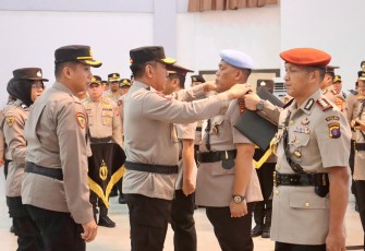 Kapolda Kalteng Irjen Pol Drs Djoko Poerwanto, memimpin langsung upacara serah terima jabatan (Sertijab) tiga pejabat utama dan empat Kapolres di jajaran Polda Kalteng yang berlangsung di Gedung Graha Bhayangkara, Mapolda setempat, Kamis (28/12/2023)