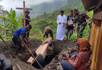 Satgas Yonif 143/TWEJ Bantu Pemakaman Warga Pegunungan Papua