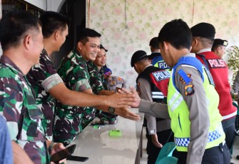 Danrem 023/KS Komsos dengan Aparat Kepolisian di Pelabuhan Teluk Dalam