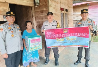 Polresta dan Polsek Jajaran Salurkan Sembako ke Warga Kurang Mampu