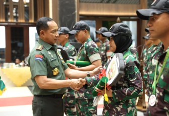 Panglima TNI Jenderal TNI Agus Subiyanto, S.E., M.Si, dalam acara penerimaan kembalinya 25 atlet petembak TNI AD di Markas Besar Angkatan Darat (Mabesad), Senin (27/11/2023).