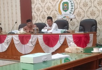 Ketua Komisi III DPRD Kabupaten Trenggalek, Pranoto, saat memimpin rapat kerja dengan Bapedalitbang Kabupaten Trenggalek