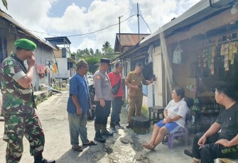 Sertu Gunawan saat mendampingi aparat pemerintah kelurahan saat melakukan sidak warga di wilayah binaannya