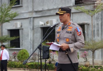 Kapolres Aceh Timur AKBP Andy Rahmansyah, S.I.K.,S.H.,M.H. saat membacakan amanat Kapolda Aceh pada Apel Gelar Pasukan Operasi Zebra Seulawah 2023 Polres Aceh Timur, Senin, (04/09/2023).