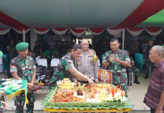 Danrem 121/Abw Brigjen TNI Luqman Arief, S.I.P., menghadiri Upacara Hari Juang Infanteri TNI AD ke-75 Tahun 2023 yang digelar di PLBN Entikong, Sanggau, Kalimantan Barat, Selasa (19/12/2023).