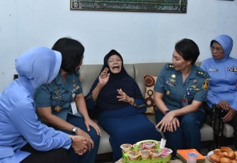 Korps Wanita TNI AL Laksanakan Anjangsana di Kediaman Purnawirawan 