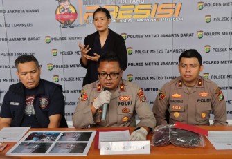 Kapolsek Metro Tamansari Polres Metro Jakarta Barat Kompol Adhi Wananda Saat Memberikan Keterangan Pers 