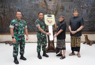 Pemerintah Kabupaten (Pemkab) Badung memberikan hibah berupa 5 unit kendaraan yang diterima langsung secara simbolis oleh Pangdam IX/Udayana Mayjen TNI Harfendi, S.I.P., M.Sc., pada Kamis (14/12/2023)