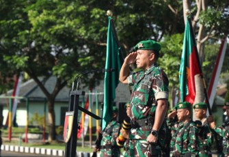 Kasdivif 2 Kostrad Brigadir Jenderal TNI Primadi Saiful Sulun, S.Sos., M.Si., saat memimpin jalannya upacara penyerahan Simbol Yudha Wastu Pramuka Jaya