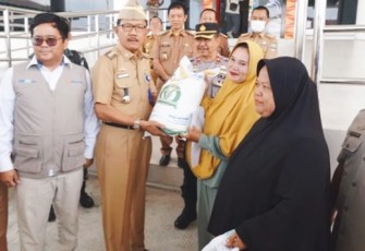 Pemkab Pesibar Salurkan Bantuan Pangan Beras Untuk 18668 KPM