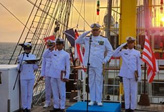 Komandan KRI Bima Suci Letkol Laut (P) M. Sati Lubis juga selaku Dansatgas KJK 2023 saat memimpin upacara.
