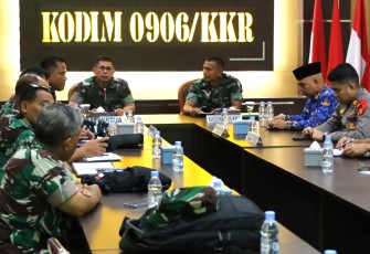  Kepala Staf Dim 0906/Kkr, Mayor Inf. Mahfudz menyambut kedatangan tim survei awal dari Akademi TNI terkait pelaksanaan kegiatan Latihan Integritas Taruna Wreda (Latsitarda) Nusantara XLIV Tahun 2024 diwilayah provinsi Kalimantan Timur (Kaltim), Senin (18/12/2023)