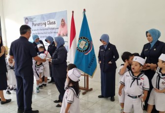 Ketua Umum Yayasan Hang Tuah Berikan Award Kepada Guru Berprestasi