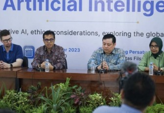 Wamenkominfo Nezar Patria (dua dari kiri) dalam Konferensi Pers Seminar Latest Developments in Artificial Intelligence: Generative AI, Ethical Considerations, Exploring The Global Experience di Fakultas Filsafat Universitas Gadjah Mada, Yogyakarta, Rabu (27/12/2023).