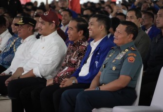 Panglima TNI Laksamana TNI Yudo Margono, S.E., M.M. mendampingi Presiden RI Ir. H. Joko Widodo (Jokowi) saat melakukan Kunjungan Kerja (Kunker) di Kabupaten Deli Serdang, Medan, Provinsi Sumatera Utara, Sabtu (19/8/2023). 