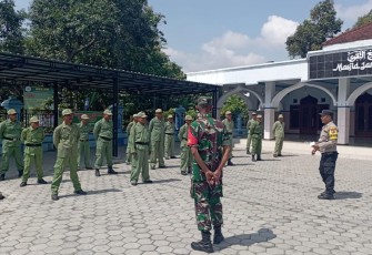 Babinsa Pucanganom saat Berikan Pelatihan PBB dan Wasbang Kepada Linmas