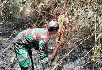 Babinsa Kodim 0803/Madiun Bantu Padamkan Kebakaran Lahan Kosong Milik Warga