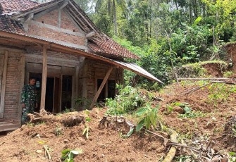 Babinsa Watuagung saat Tinjauan Langsung Bencana Alam Tanah Longsor di Watuagung