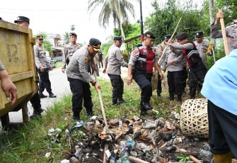 Polres Aceh Timur Bersihkan Tumpukan Sampah Irigasi