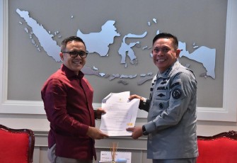 Kepala Bakamla RI Laksdya TNI Dr. Irvansyah, S.H., saat menerima Surat Izin Prinsip Penyesuaian Tunjangan Kinerja Pegawai di Lingkungan Badan Keamanan Laut dari Menteri PANRB Abdullah Azwar Anas.