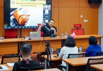 Bamsoet saat mengajar mata kuliah Politik Hukum dan Kebijakan Publik, di Pascasarjana Program Doktor Hukum Universitas Borobudur, Jakarta, Sabtu (18/11/23).