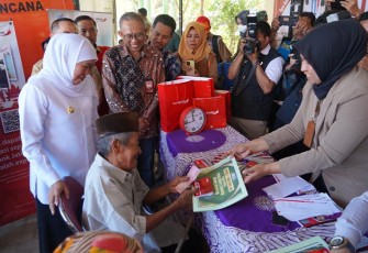 Bank Jatim memfasilitasi penyaluran bantuan sosial dari Dinas Sosial Provinsi Jawa Timur