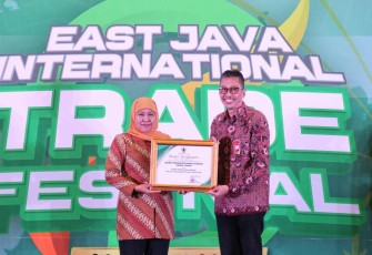 Gubernur Jawa Timur Khofifah Indar Parawansa dan Direktur Utama Bank Jatim Busrul Iman.