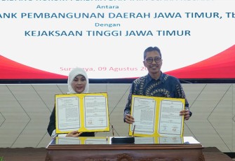 penandatanganan Perpanjangan Perjanjian Kerja Sama tentang Penanganan Permasalahan Hukum Bidang Perdata dan Tata Usaha Negara oleh Direktur Utama Busrul Iman dan Kepala Kejaksaan Tinggi Jawa Timur Mia Amiati, di kantor pusat, Bank Jatim Rabu (9/8).