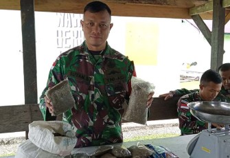 Danrem 172/PWY Brigjen TNI J.O Sembiring saat menunjukan barang bukti hasil tangkapan.