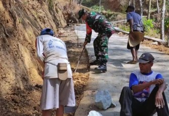 Babinsa Koramil 0801/04 Tegalombo Bersama Warga Lakukan Pemeliharaan Jalan