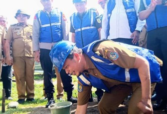 Wabup Kaur Lakukan Peletakan Batu Pertama Pembangunan Jalan di Kecamatan Nasal 