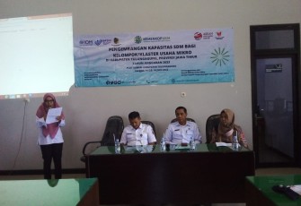 Kepala Dinas Koperasi dan Usaha Mikro Dr. Slamet Sunarto, M.Si didampingi Darmiyati, SE. MM dari Kementerian Koperasi dan UKM saat memberikan pelatihan