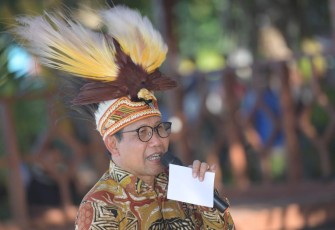 Gus Halim saat memberikan bantuan kemanusiaan di Tanjung Kasuari, Kota Sorong, Rabu (15/11/2023).