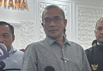 Ketua Komisi Pemilihan Umum RI Hasyim Asy’ari Saat Sedang Melakukan Pemantauan Logistik Pemilu 2024 di Denpasar, Bali Rabu (13/12/23) malam