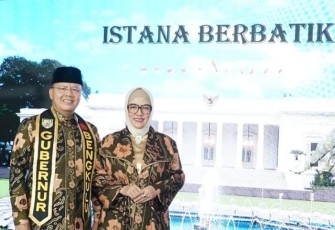 Gubernur Rohidin Mersyah dan Derta Kenakan Kain Besurek 