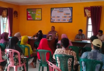 Personel Polsek Sipirok, mengundang “Emak-emak” ke Kantor Desa Situmba, Kabupaten Tapanuli Selatan, untuk menyampaikan ajakan untuk saling mencegah peredaran narkoba