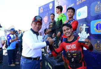 Wakasal Laksamana Madya TNI Ahmadi Heri Purwono saat hadir di Kejurnas Motocross Kasal Cup di Sirkuit Jangkar Kampus UIN, Salatiga, Jawa Tengah, Sabtu (22/07). 