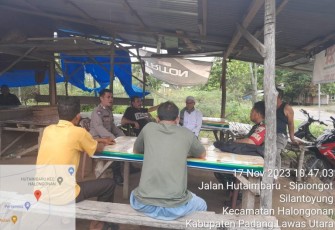 Bhabinkamtibmas Polsek Padang Bolak, Aiptu Salman Pulungan, minta ke Caleg agar menjaga suasana Pemilu damai, Jumat (17/11/2023) siang.