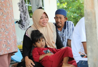 Warga asal Tanjung Banon, Rohayah, dan keluarga menyambut baik pergeseran terhadapnya