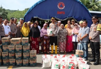 Sosok Polisi pengayom, ada pada Kapolres Tapanuli Selatan (Tapsel), AKBP Imam Zamroni, SIK, MH, yang langsung menyentuh para korban banjir di Kelurahan Rianiate, Kecamatan Angkola Sangkunur, dengan memberikan bantuan sosial