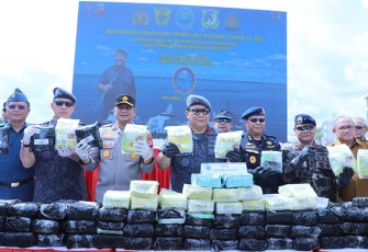 BNN RI saat menunjukan sejumlah barang bukti hasil pengungkapan