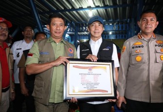 Kepala BNPB Letjen TNI Suharyanto S.Sos., M.M., (baju hijau rompi) meninjau lokasi tanah longsor di Kampung Sirna Sari RT 07 RW 04, Kelurahan Empang, Kecamatan Bogor Selatan, Kota Bogor, Jawa Barat, Rabu (15/3).