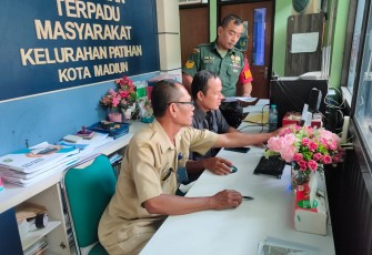 Babinsa Melaksanakan Anjangsana dan Puldata di Kantor Kelurahan