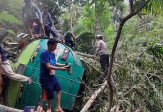 Petugas Kepolisian tengah melakukan olah TKP di Lapangan atas kecelakaan tunggal tersebut