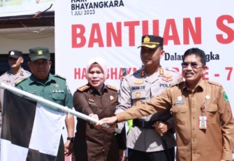 Kapolres Tapsel AKBP Imam Zamroni, bersama Forkopimda saat melepas ribuan paket Bansos untuk Masyarakat yang membutuhkan dan Anak Stunting 
