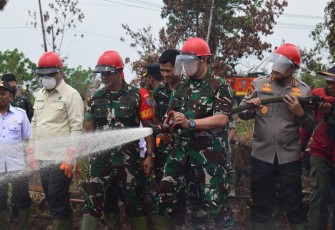 Panglima TNI Laksamana TNI H. Yudo Margono, S.E., M.M., C.S.F.A. beserta rombongan saat menyemprotkan air ke titik Karhutla di Kabupaten Mempawah, Kalimantan Barat, Rabu (23/8/2023). 