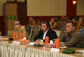 Bupati Tapsel H. Dolly Pasaribu saat memberikan paparan materi dengan Menteri Koordinator Pengembangan Manusia dan Kebudayaan (PMK) RI Muhadjir Effendy bersama Gubernur Sumatera Utara (Sumut) Edy Rahmayadi pada pertemuan secara virtual dengan Pemerintah Kabupaten/Kota se-Sumut di Aula Sarasi, Lantai III, Kantor Bupati Tapsel, Sipirok, Selasa (7/3).