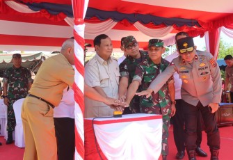 Pangdam Pattimura saat Dampingi Menhan RI Resmikan Sarana Air Bersih di Pulau Moa 
